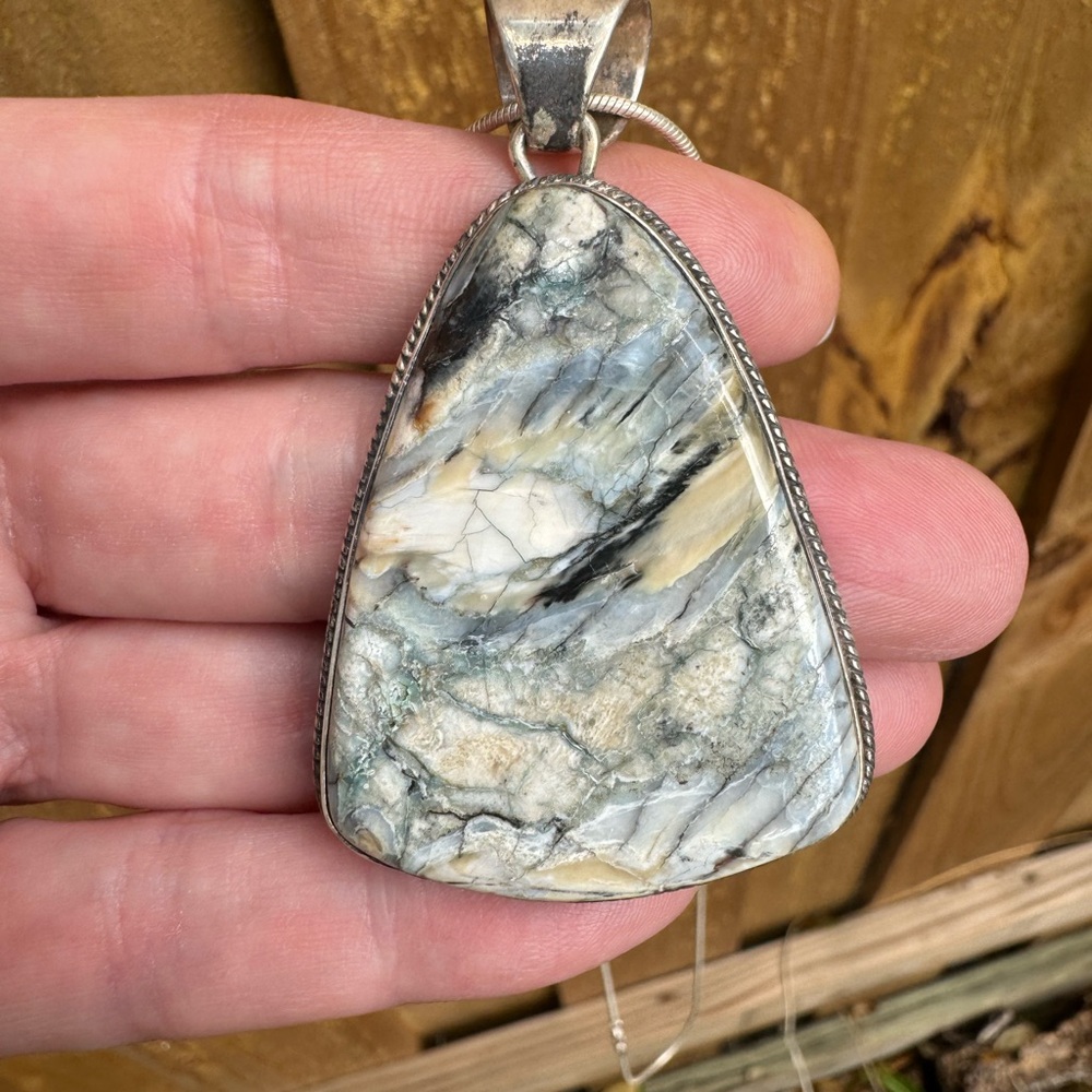 Vtg.Signed Navajo Lester Jackson Jasper pendant in sterling silver with chain.